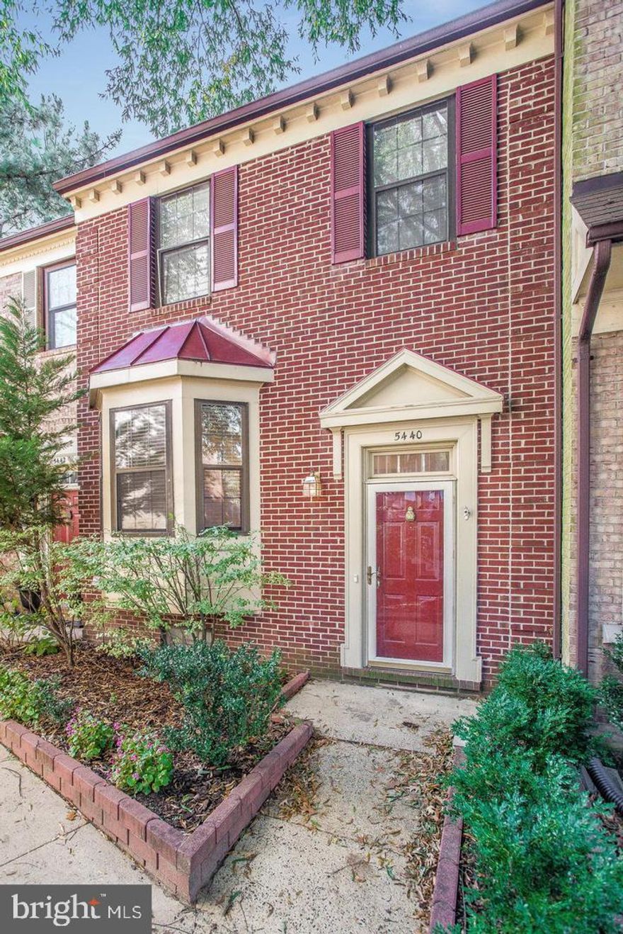 Beautiful TH located in a quiet neighborhood close to restaurants/shopping. Central location off 395 w/ easy access to DC/Pentagon and Reagan National Airport.Close to Fort Belvoir/Fort Myers and features master suite/walk-in closet/jetted tubs. S/S appliances and granite counter-tops. Fireplace, laundry room, and lots of storage. Pvt patio. Assigned and visitor parking. Pet friendly.