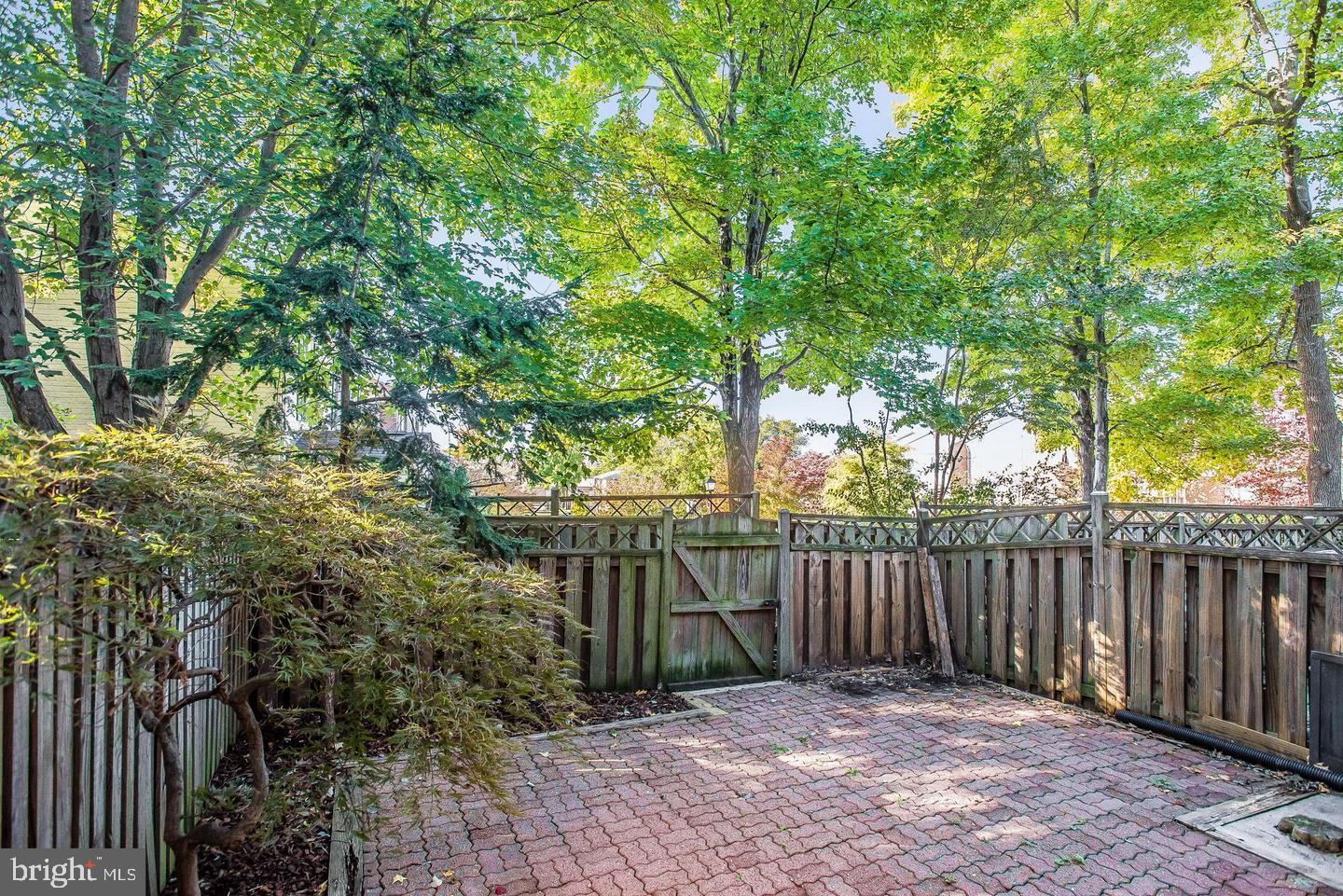 HOLLAND TOWNE - Residential Lease