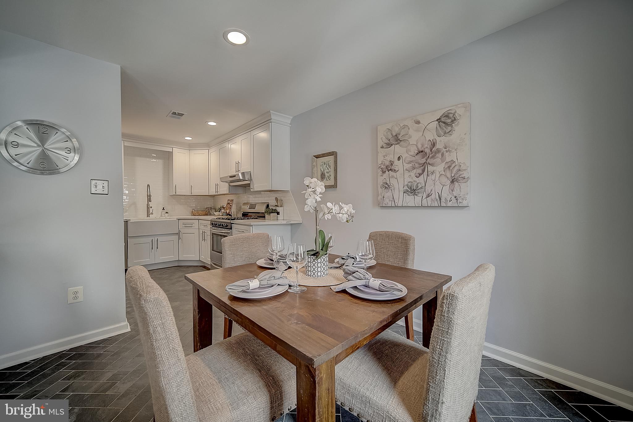 QUEEN VILLAGE - Residential