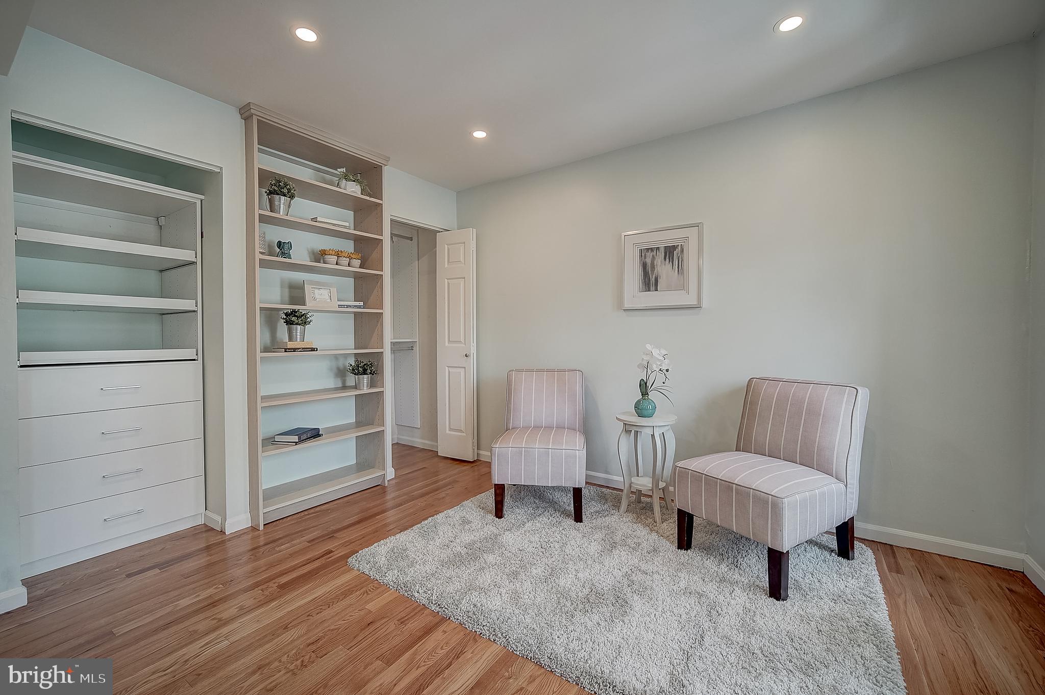 QUEEN VILLAGE - Residential