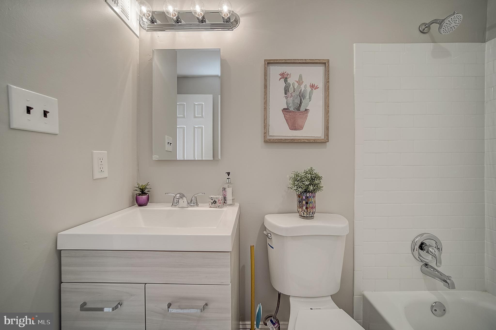 QUEEN VILLAGE - Residential