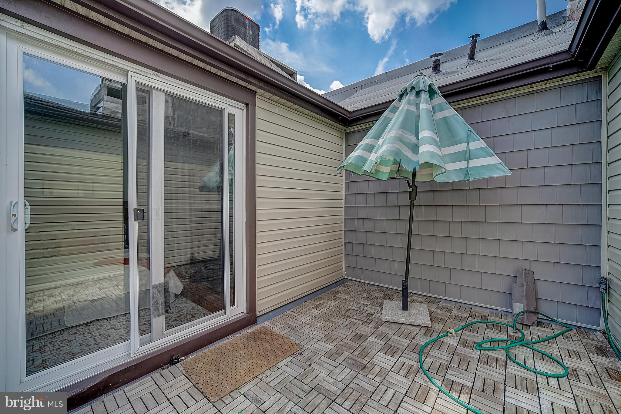 QUEEN VILLAGE - Residential