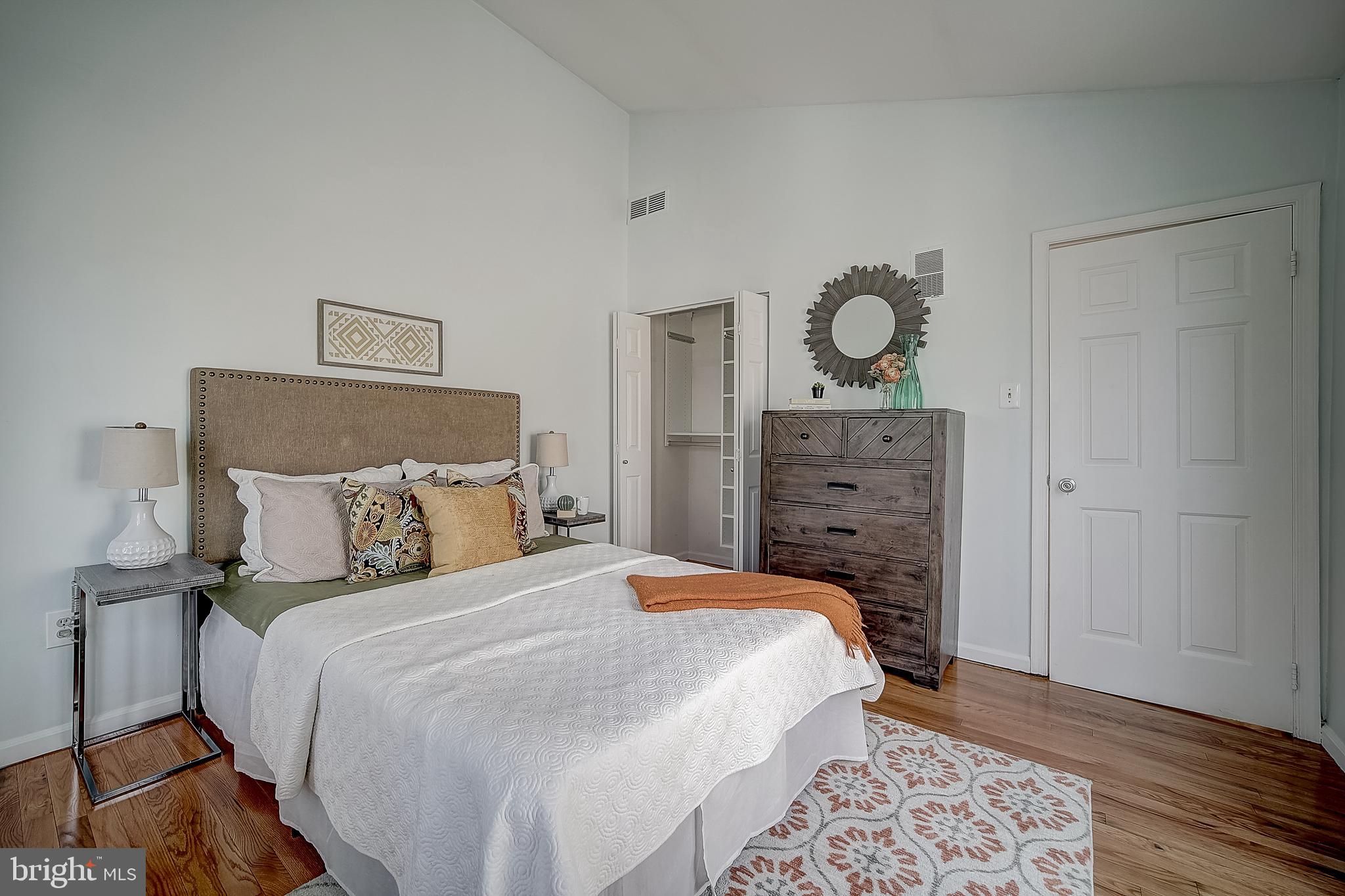 QUEEN VILLAGE - Residential