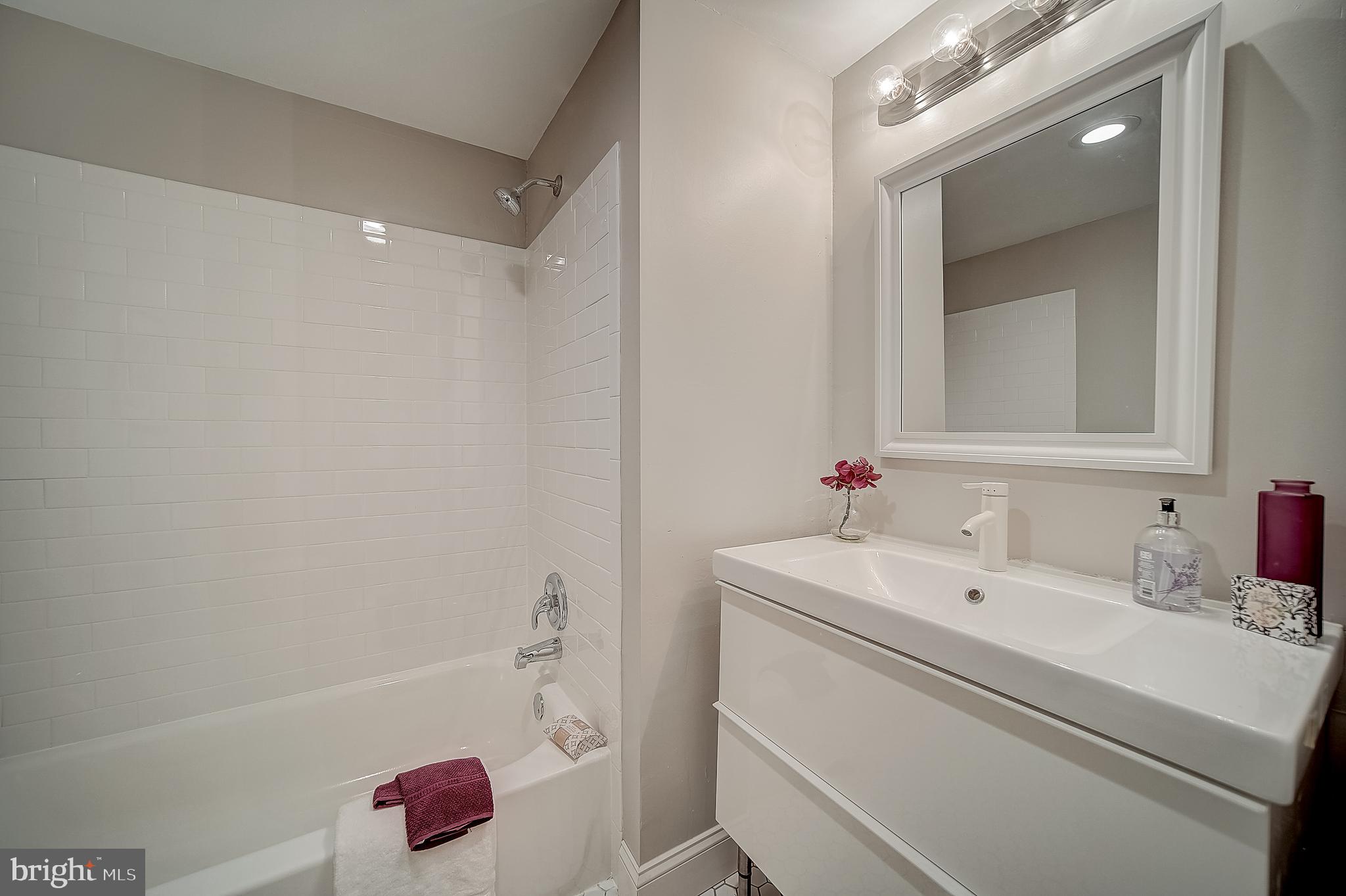 QUEEN VILLAGE - Residential