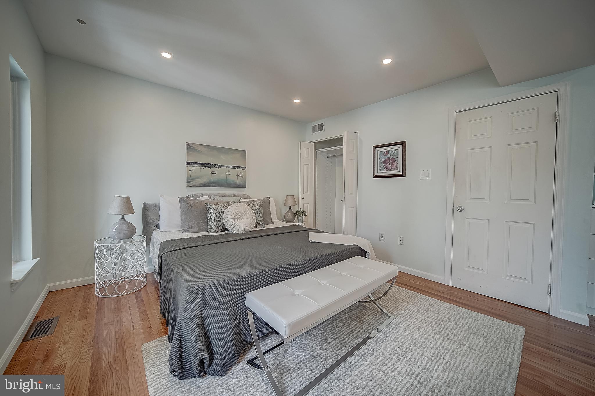 QUEEN VILLAGE - Residential