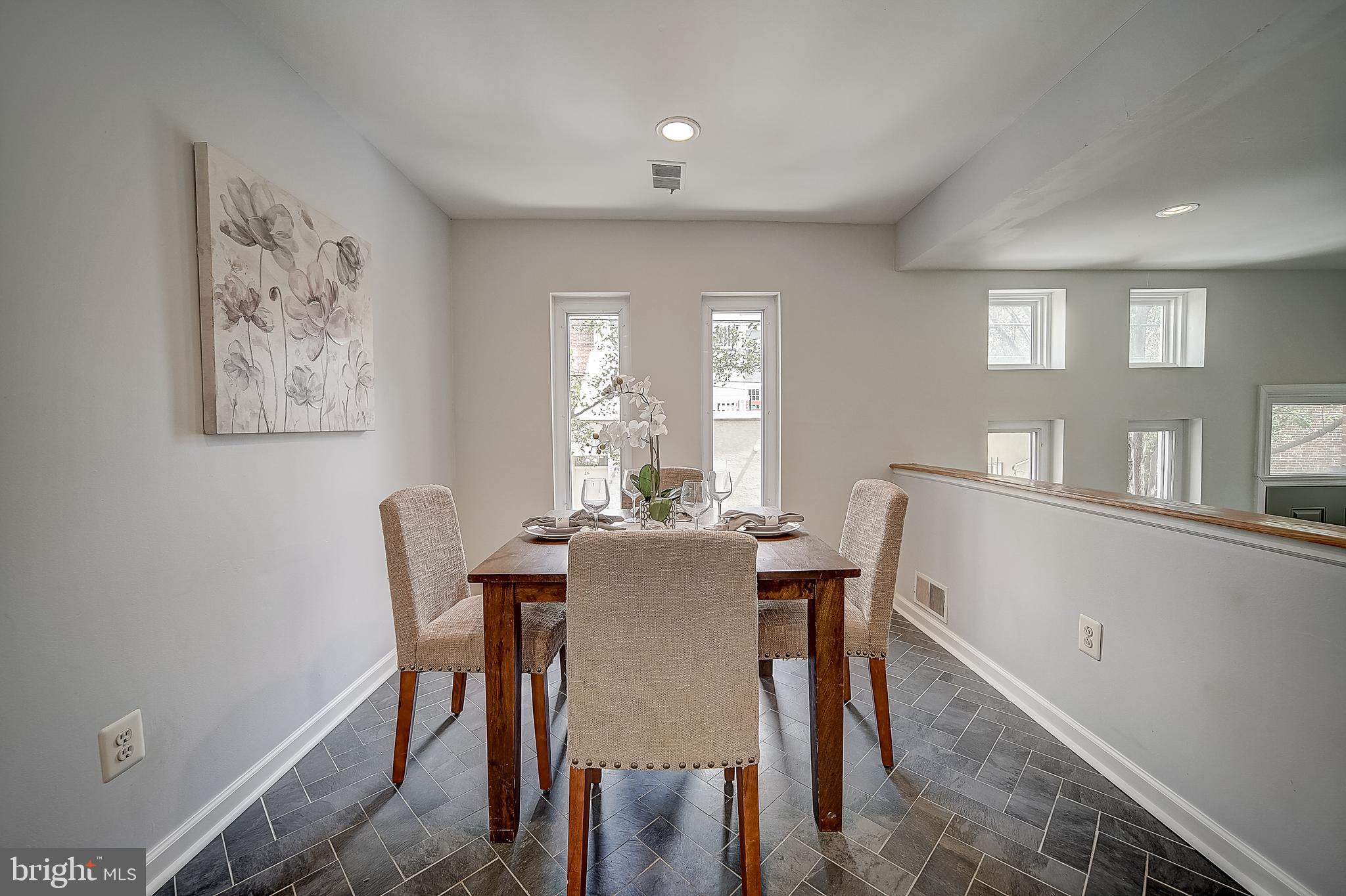 QUEEN VILLAGE - Residential