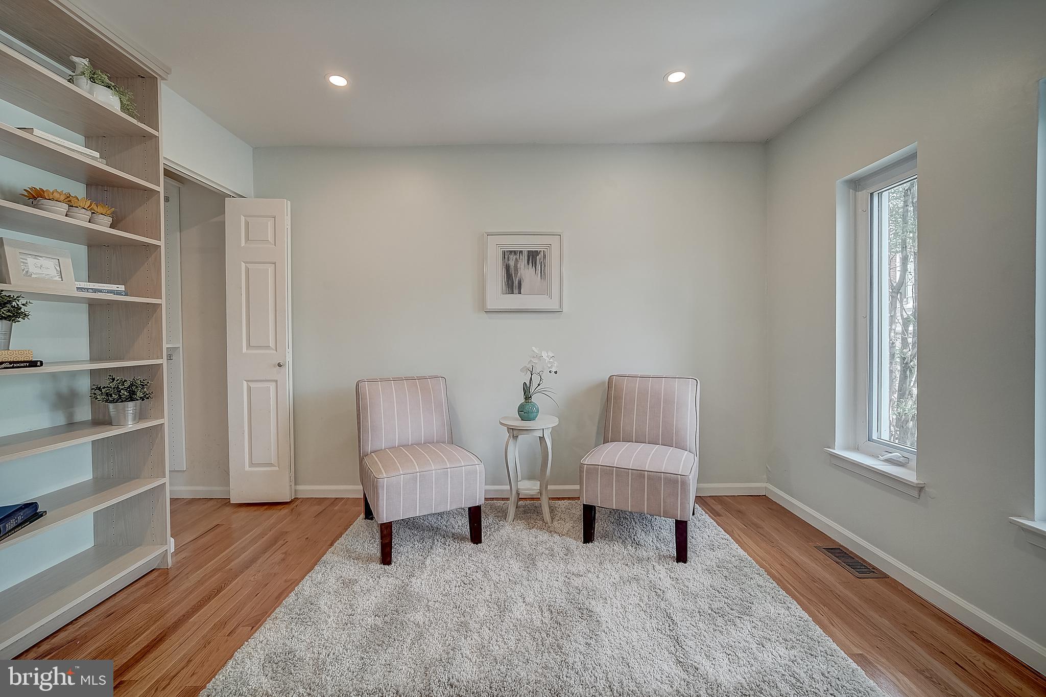 QUEEN VILLAGE - Residential