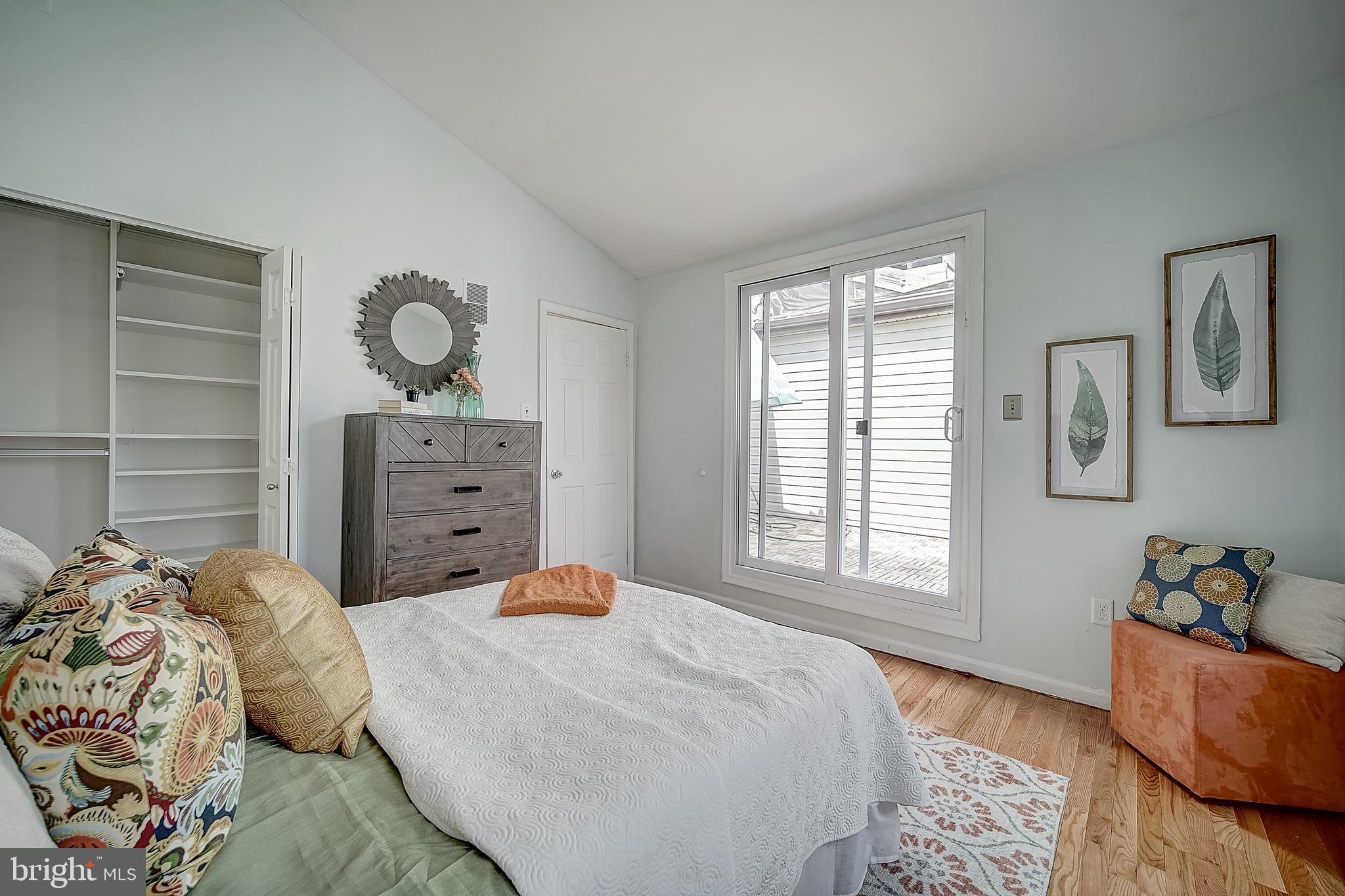 QUEEN VILLAGE - Residential