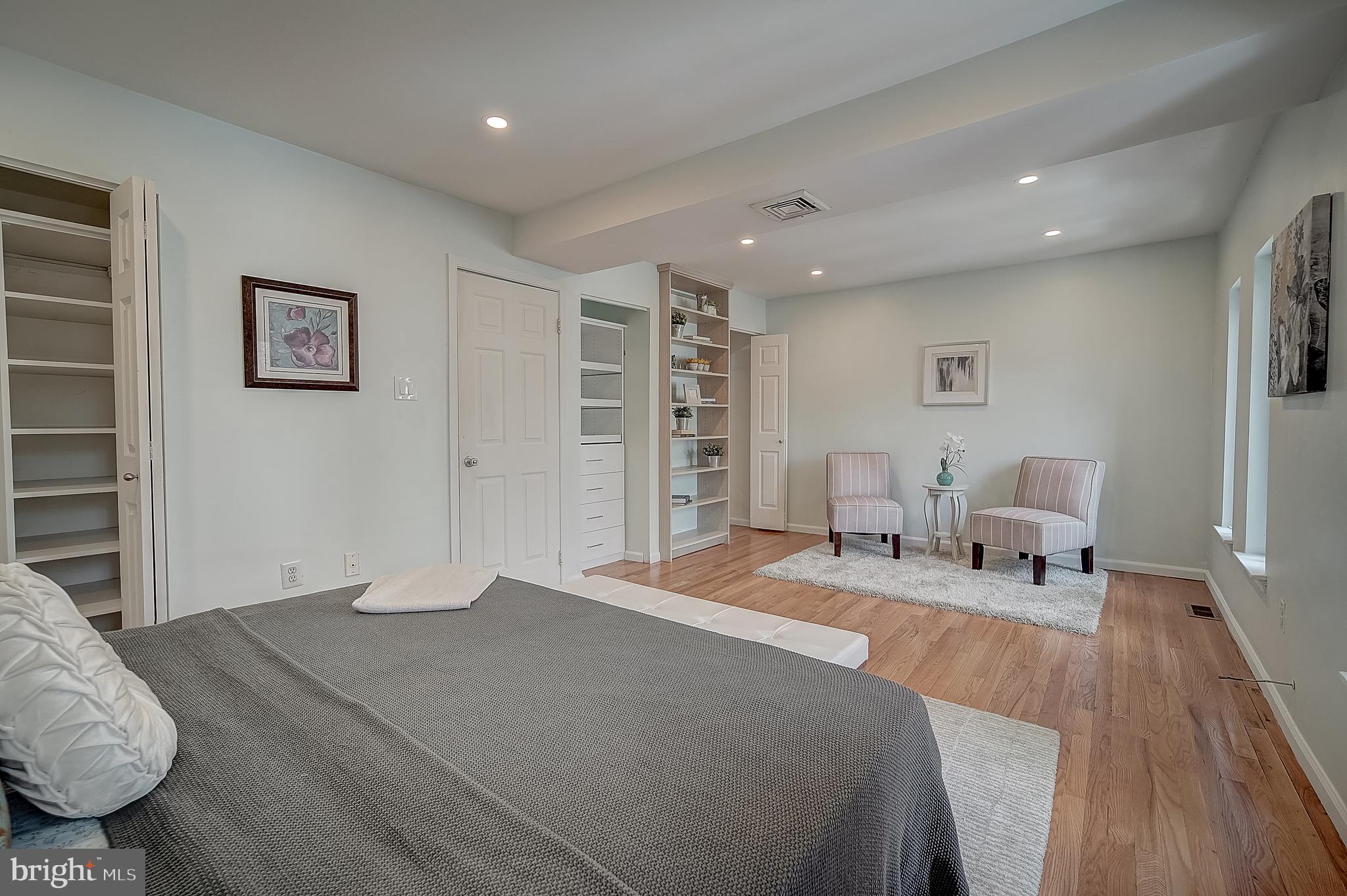 QUEEN VILLAGE - Residential