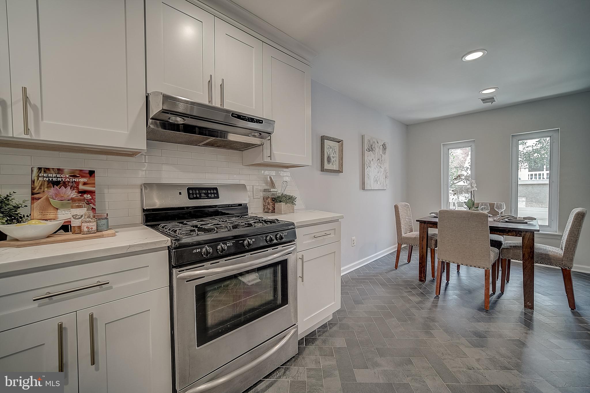 QUEEN VILLAGE - Residential