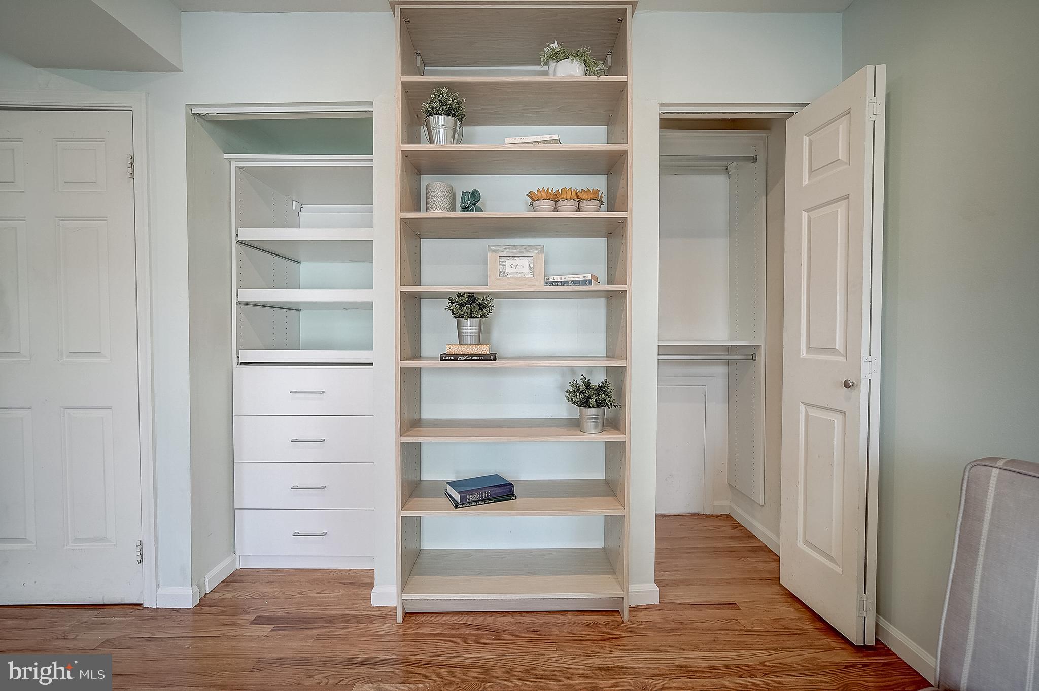 QUEEN VILLAGE - Residential