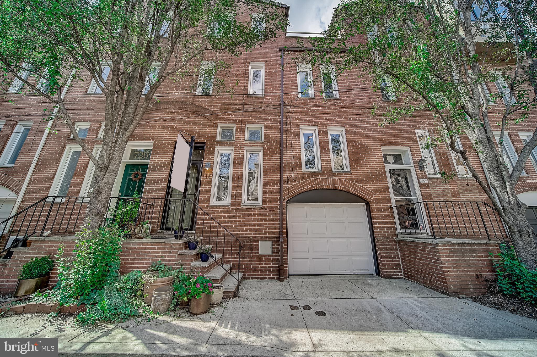 QUEEN VILLAGE - Residential