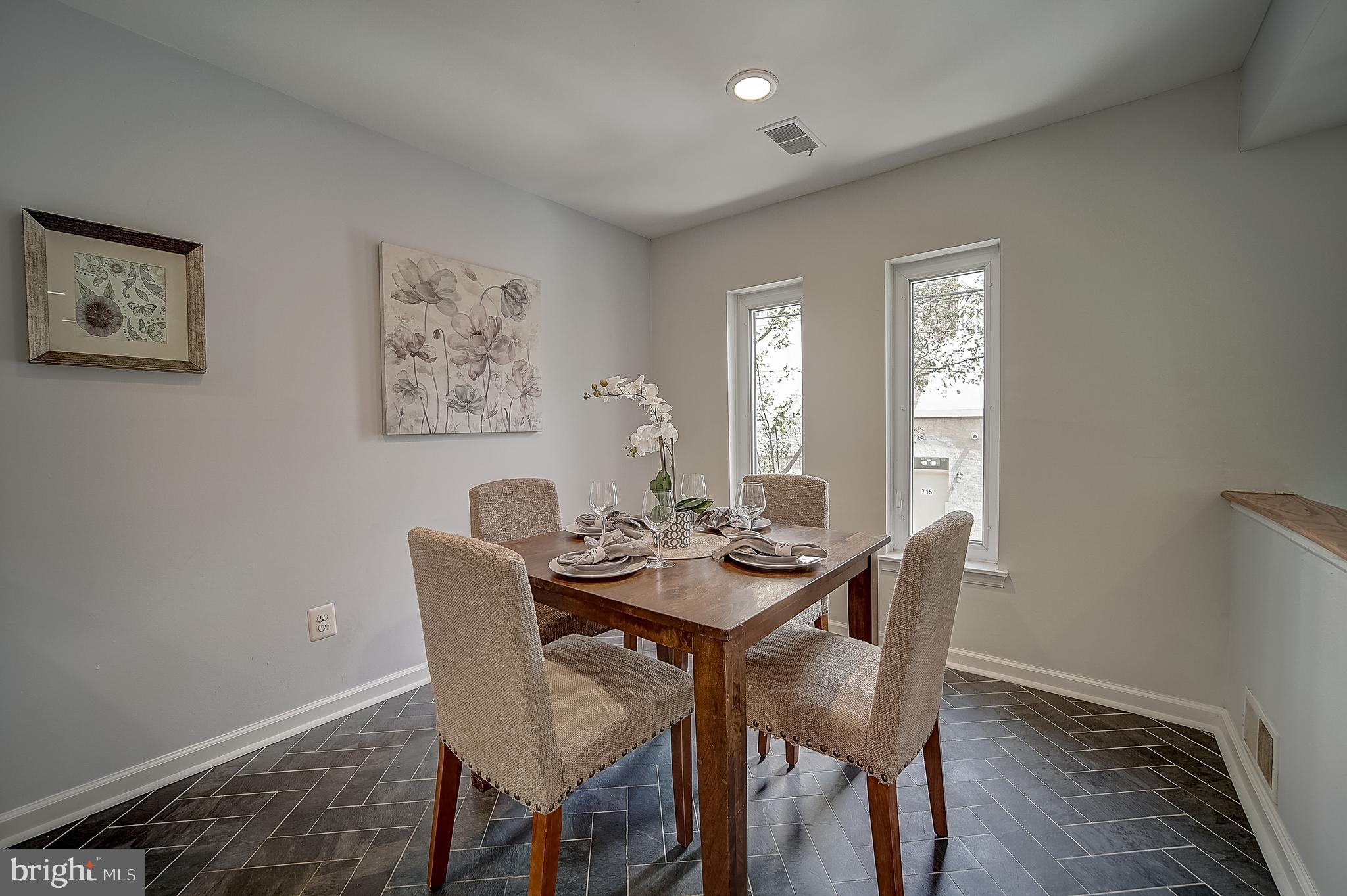 QUEEN VILLAGE - Residential