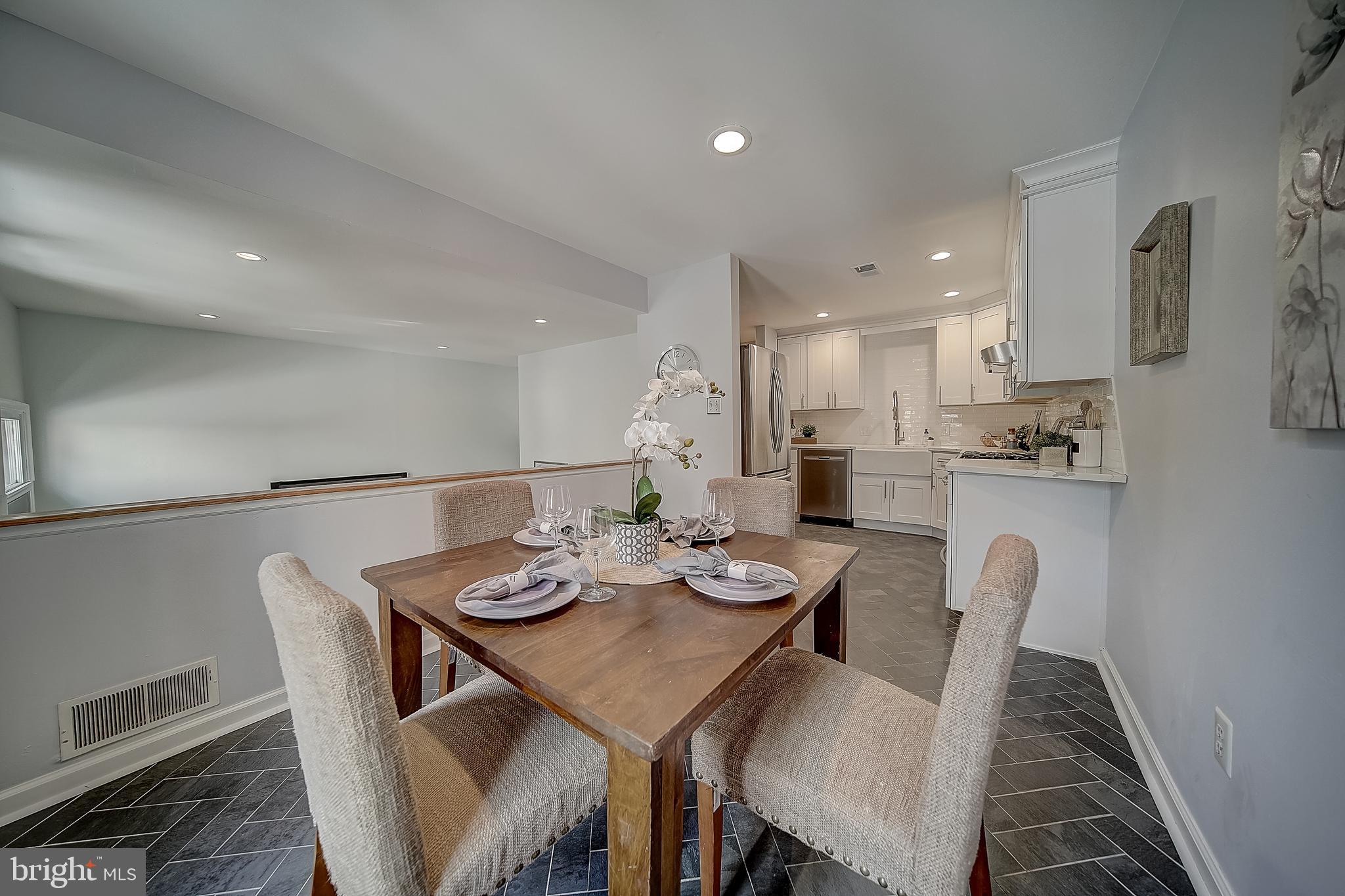 QUEEN VILLAGE - Residential