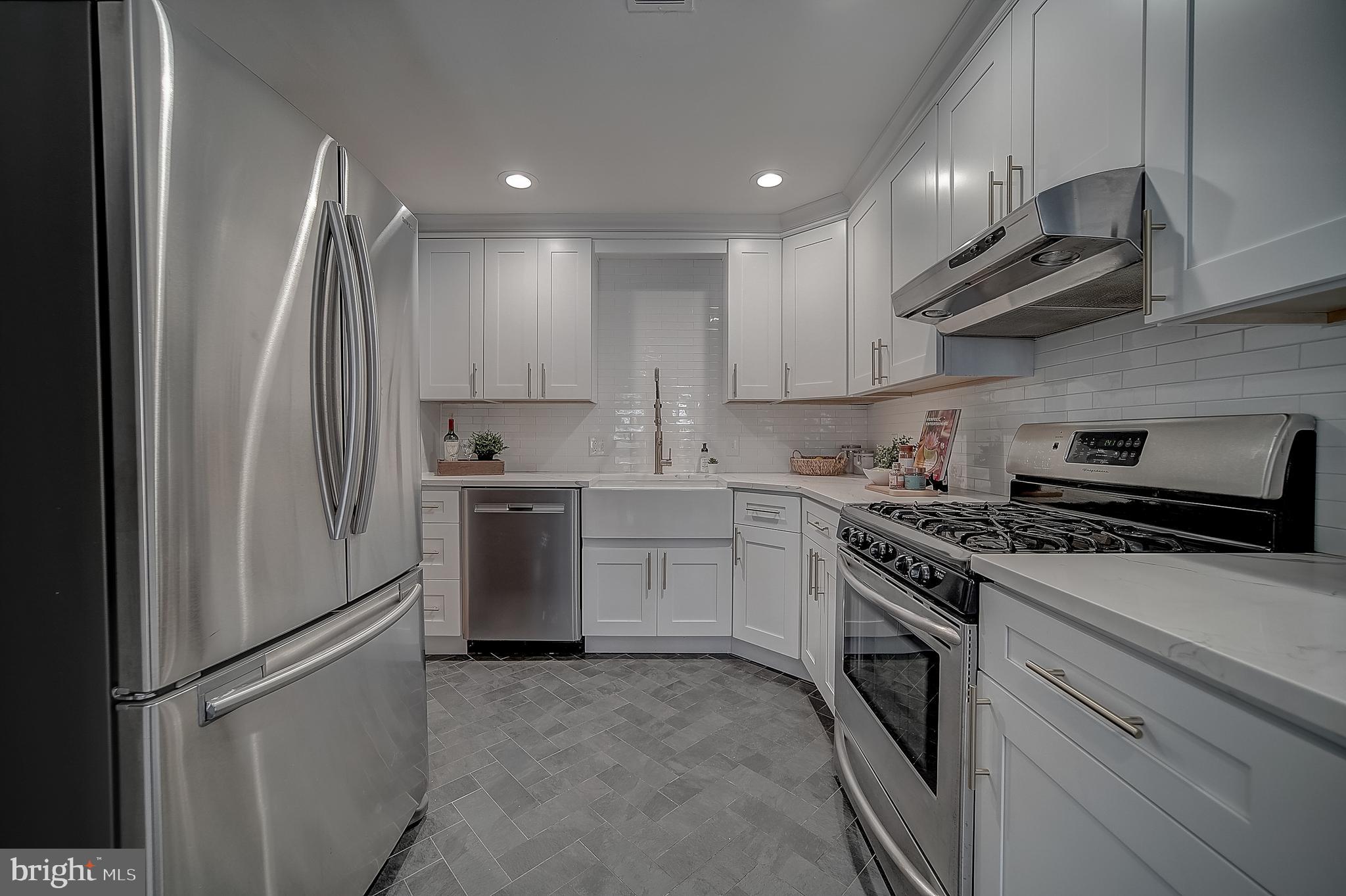 QUEEN VILLAGE - Residential