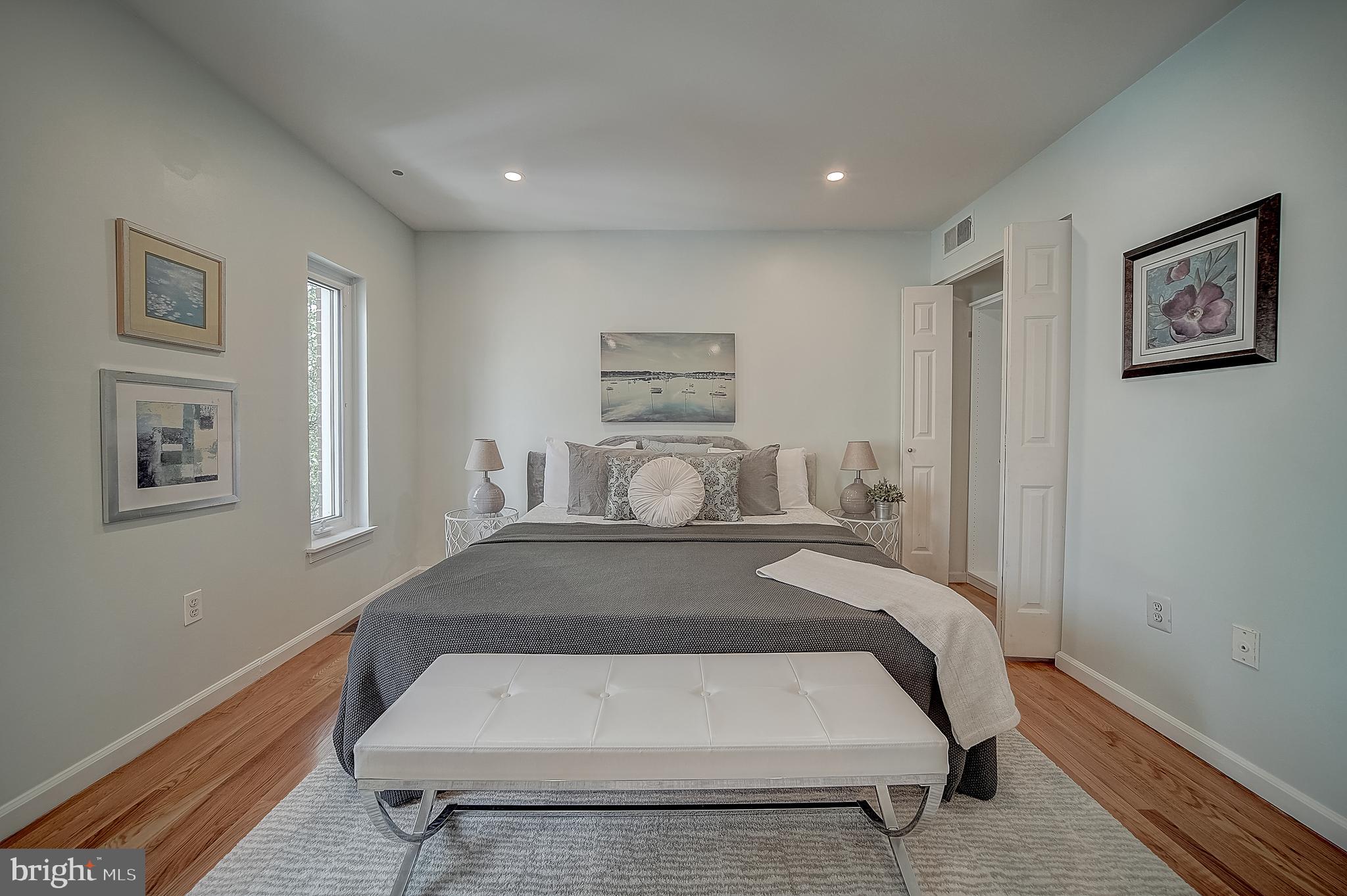 QUEEN VILLAGE - Residential