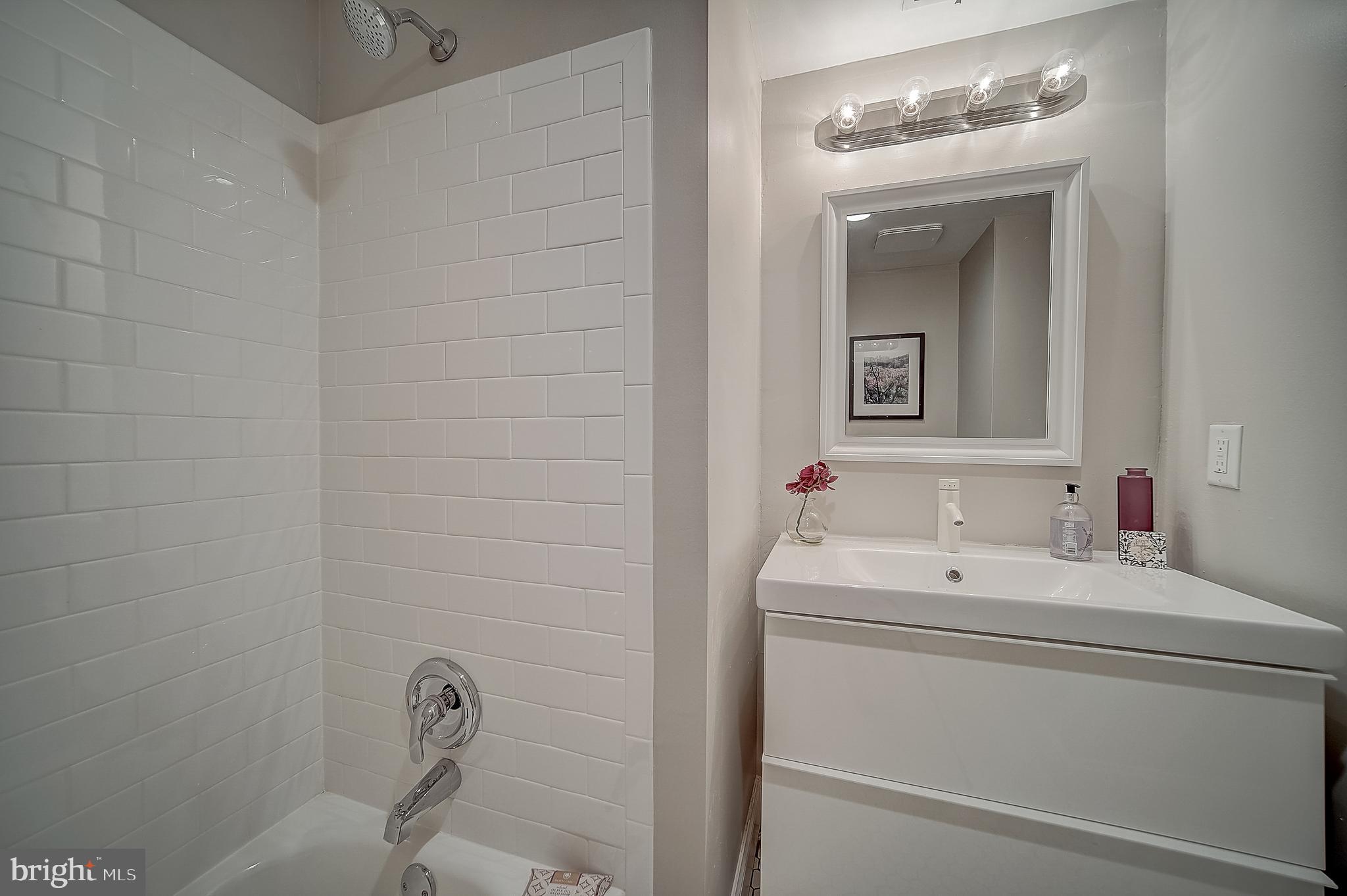 QUEEN VILLAGE - Residential