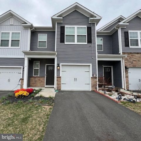 Townhouse For Sale - 4 Peregrine Way<br/> BURLINGTON, NJ 08016