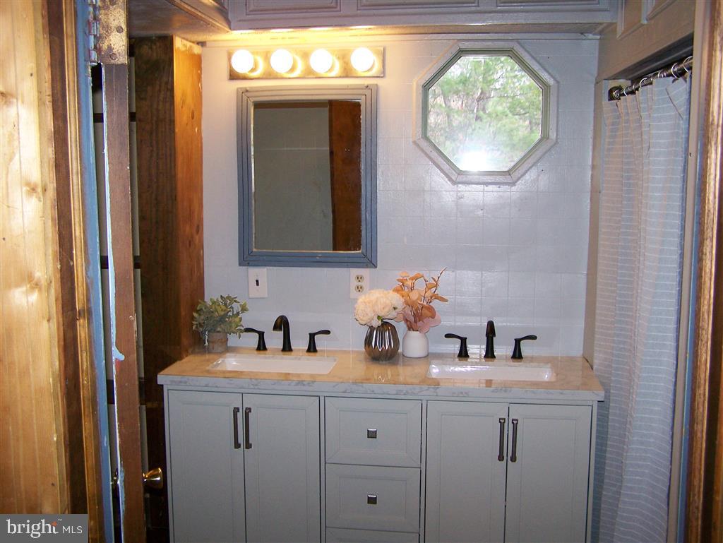 2376 MIDDLE RIVER ROAD