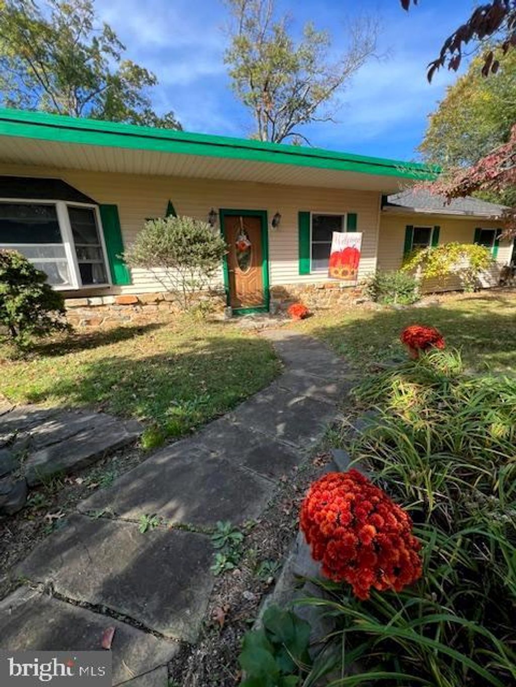 Photo of 18 Monroe Drive, HAMILTON, NJ 08619 (MLS # NJME2067558)