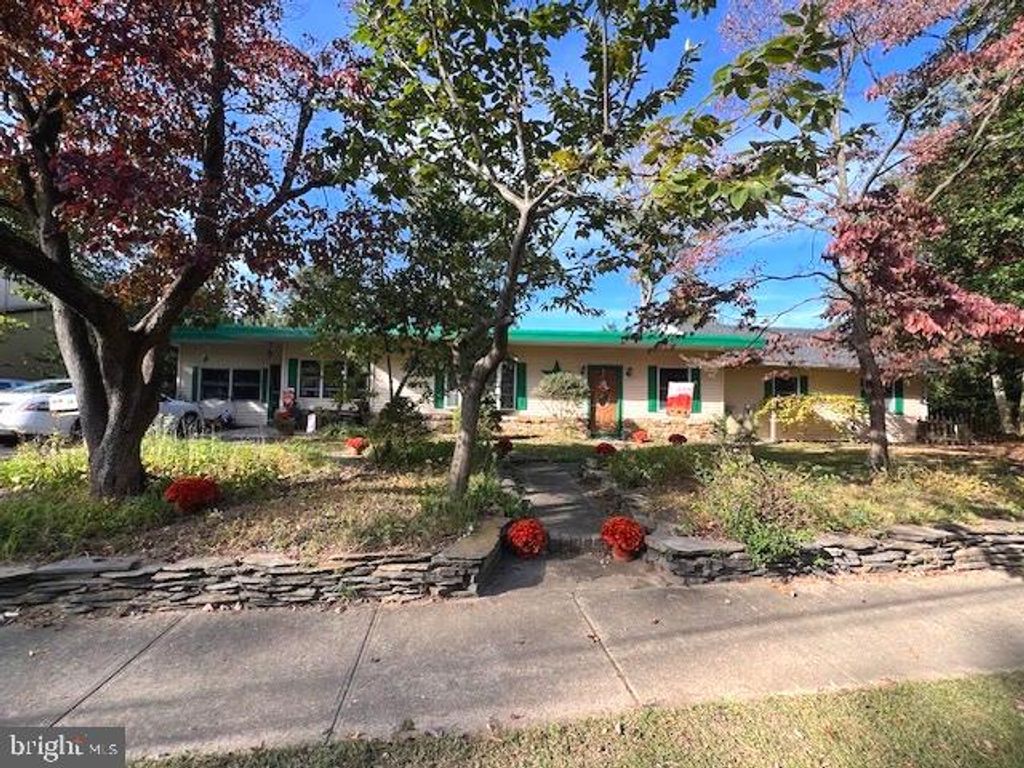Photo of 18 Monroe Drive, HAMILTON, NJ 08619 (MLS # NJME2067558)