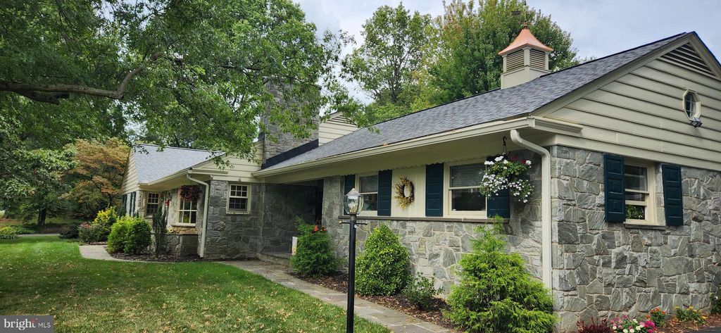 Photo of 3 MEADOWBROOK LN, ELIZABETHTOWN, PA 17022 (MLS # PALA2039880)