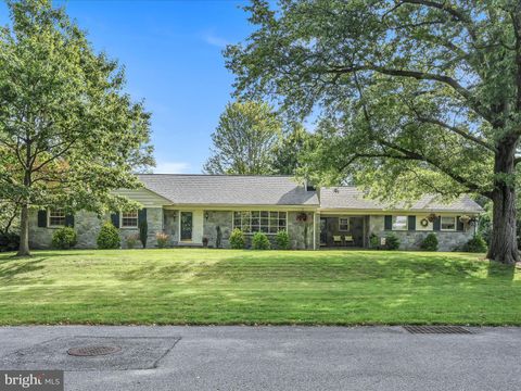 Photo of 3 MEADOWBROOK LN, ELIZABETHTOWN, PA 17022 (MLS # PALA2039880)