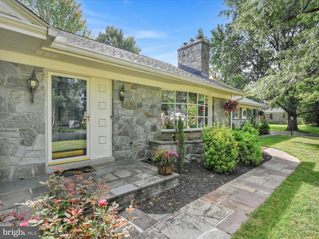 Photo of 3 MEADOWBROOK LN, ELIZABETHTOWN, PA 17022 (MLS # PALA2039880)