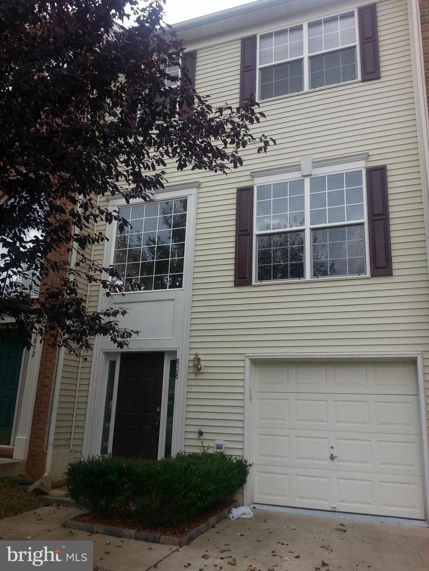 Gorgeous townhouse in Lakeview. 3 bedrooms and 3.5 baths.  Gourmet kitchen with double oven, granite counter tops and center island.