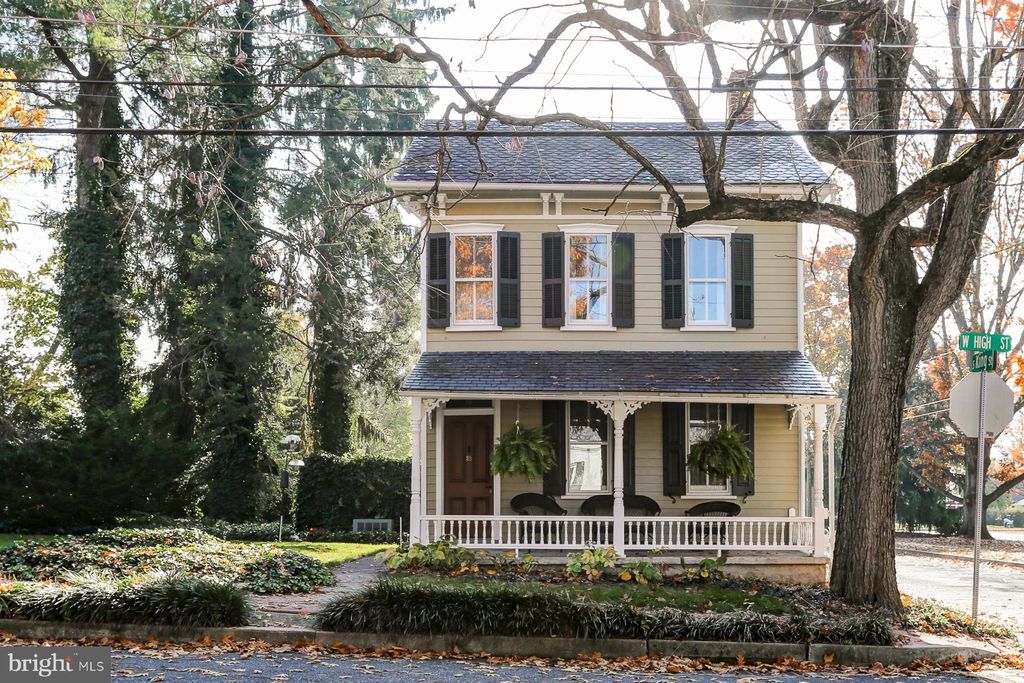 Photo of 28 W HIGH ST, MARIETTA, PA 17547 (MLS # PALA2027268)