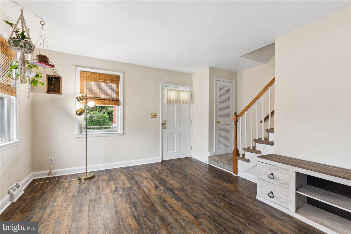 524 CHALCOT SQUARE