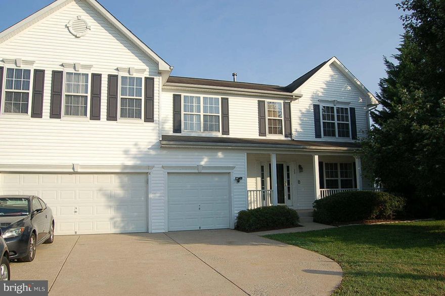 Beautiful 5 bedrooms/3.5 baths with an open floor plan/huge house with all the amenities.  The owner has taken great care of this property that is centrally located to all the community amenities, situated on a cul-de-sac with a great back yard to play in.  Features include a upper level great room with laundry room.  Large 3 car for all your toys.