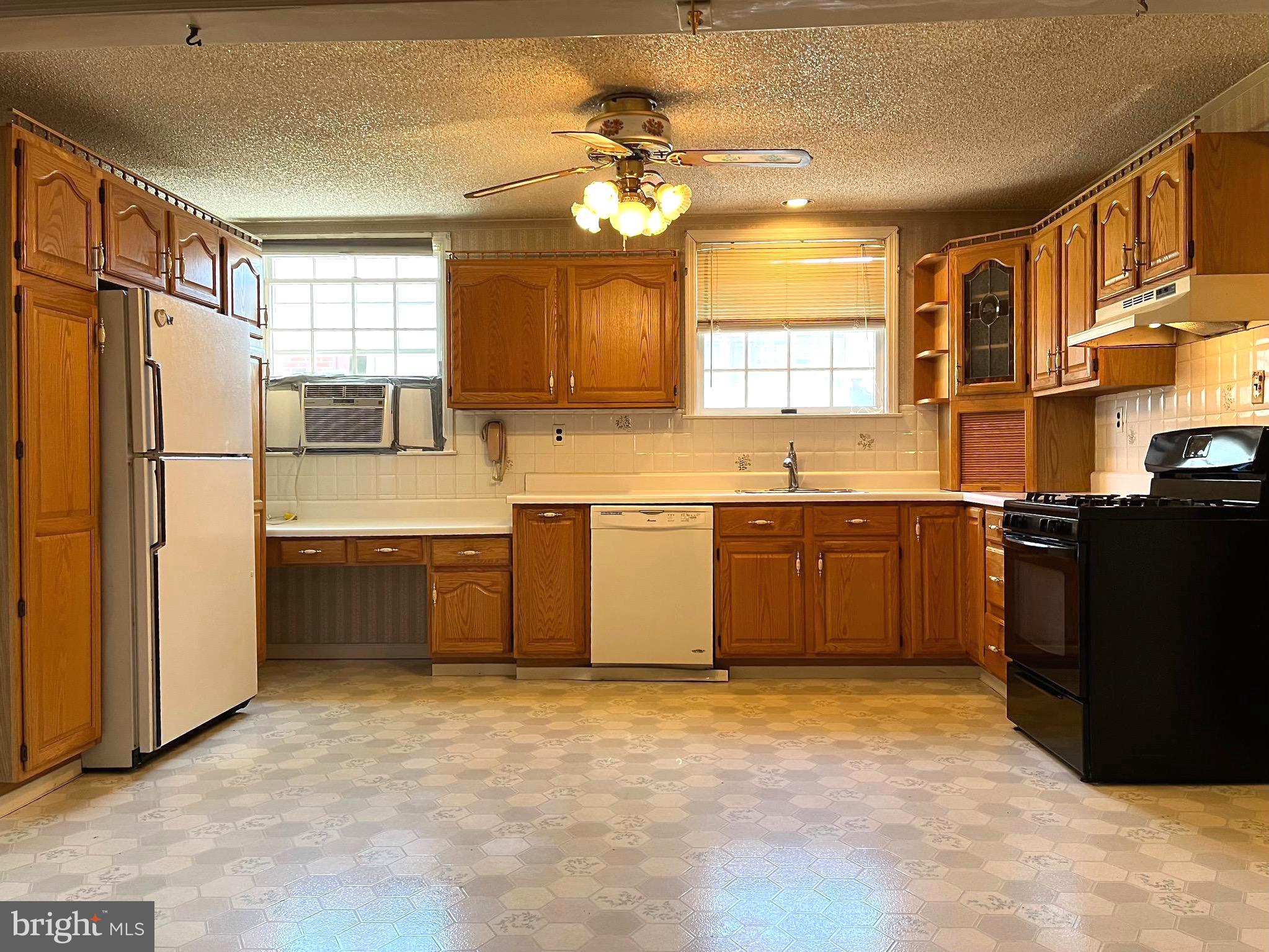 DEKALB MANOR - Residential