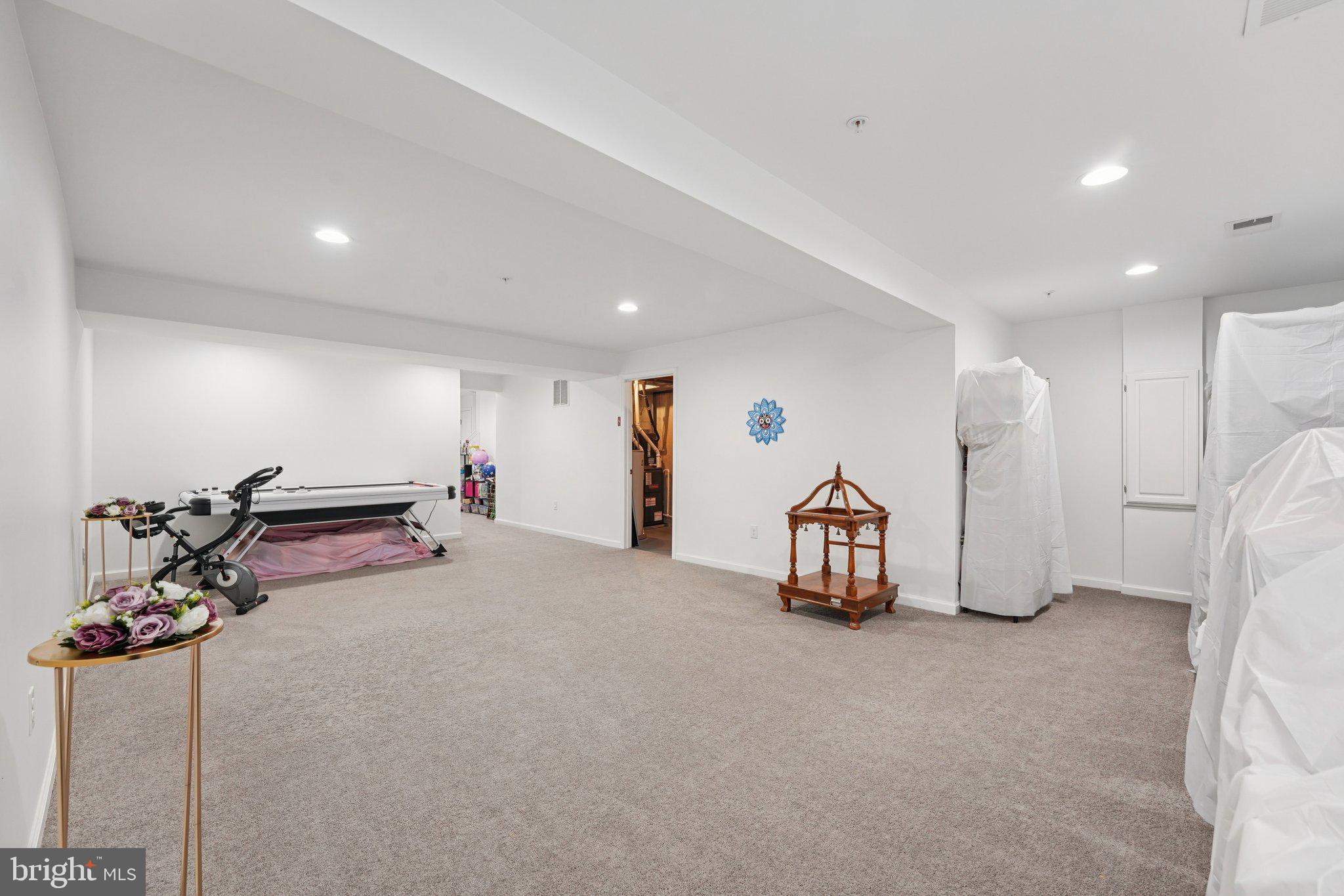 MONTGOMERY SQUARE - Residential