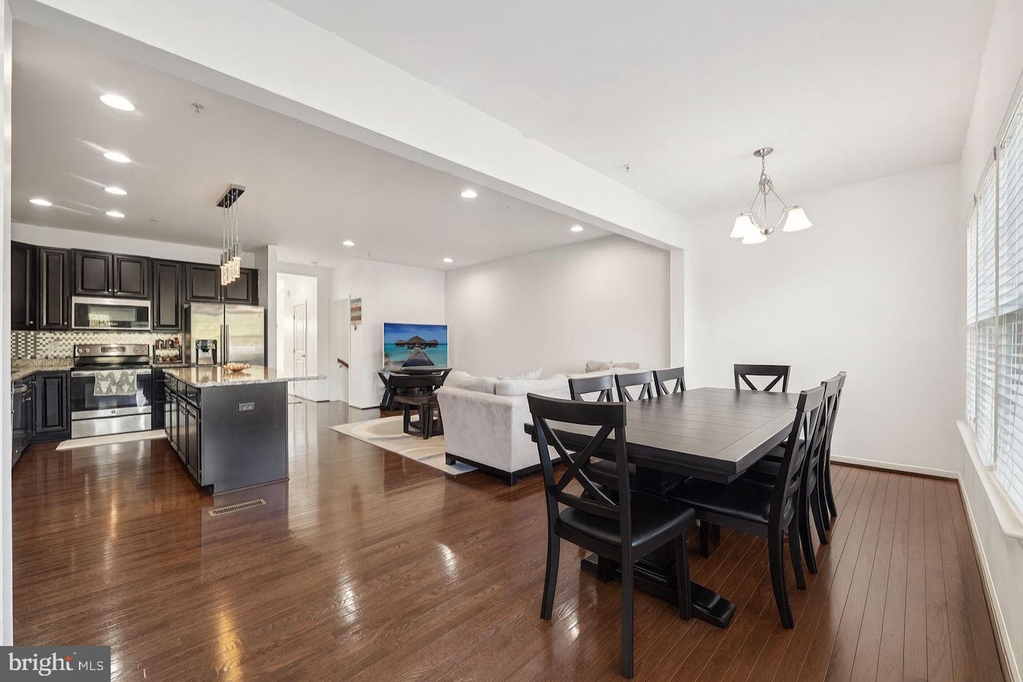 MONTGOMERY SQUARE - Residential