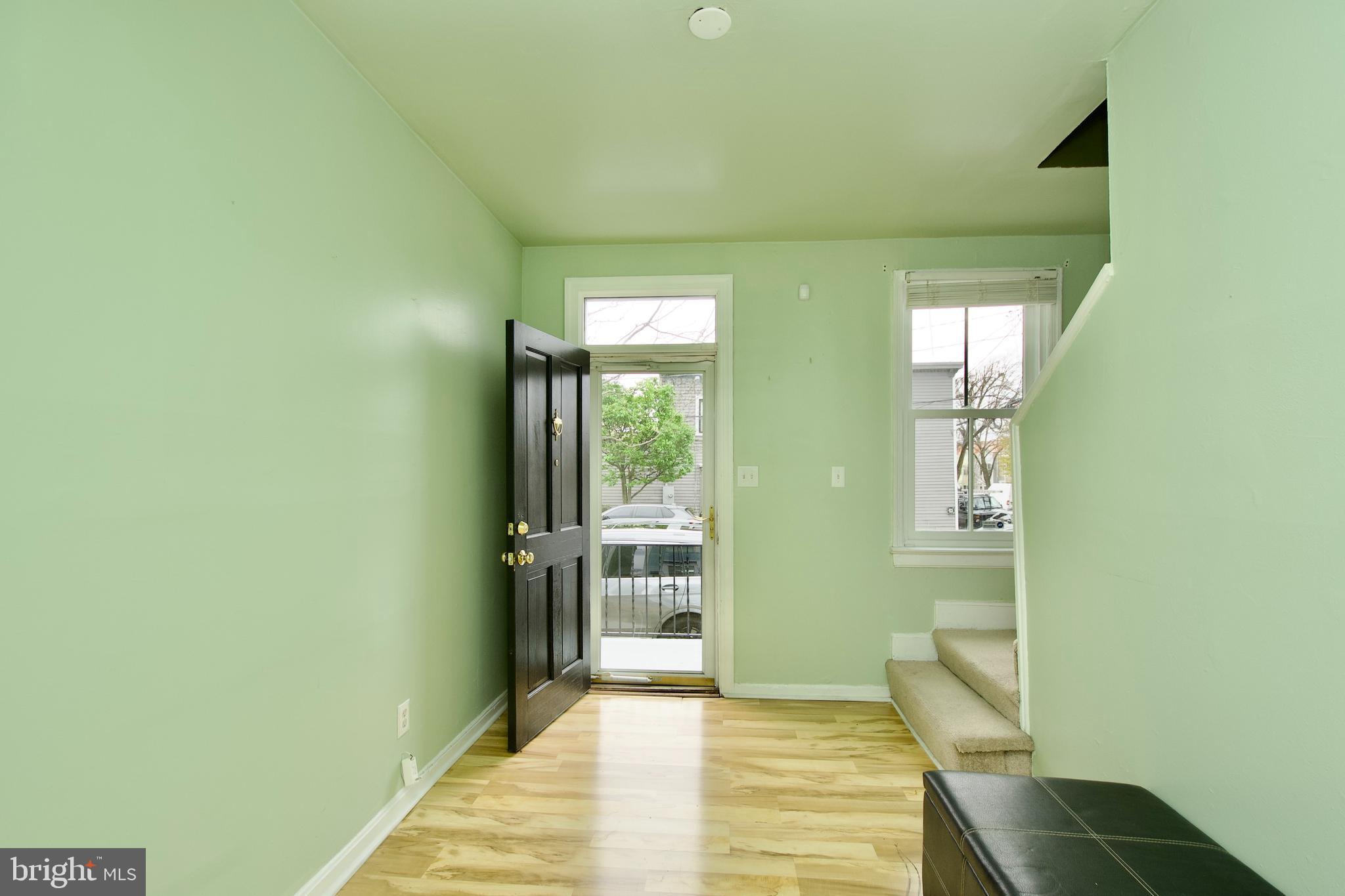 1223 QUEEN STREET