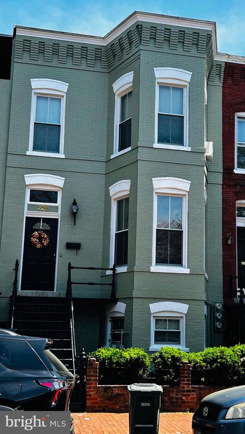 Photo of 225 10th Street NE, WASHINGTON, DC 20002 (MLS # DCDC2255826)