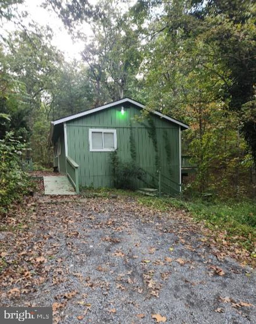 Cute home in Gerrardstown features 3 bedrooms, 1.5 bathrooms, living room, kitchen, washer/dryer hook ups, deck and garage.  Pets allowed on case by case basis.