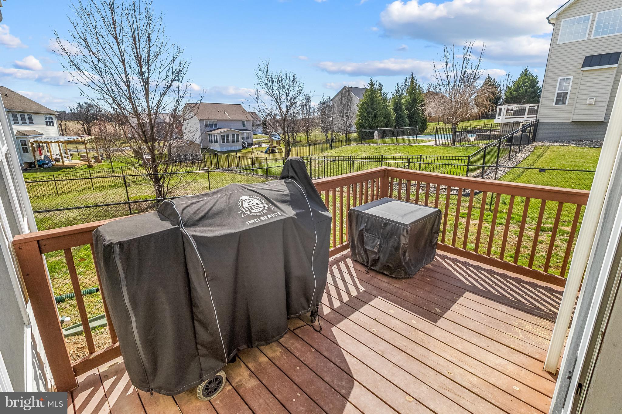 APPLE KNOLLS ESTATES - Residential