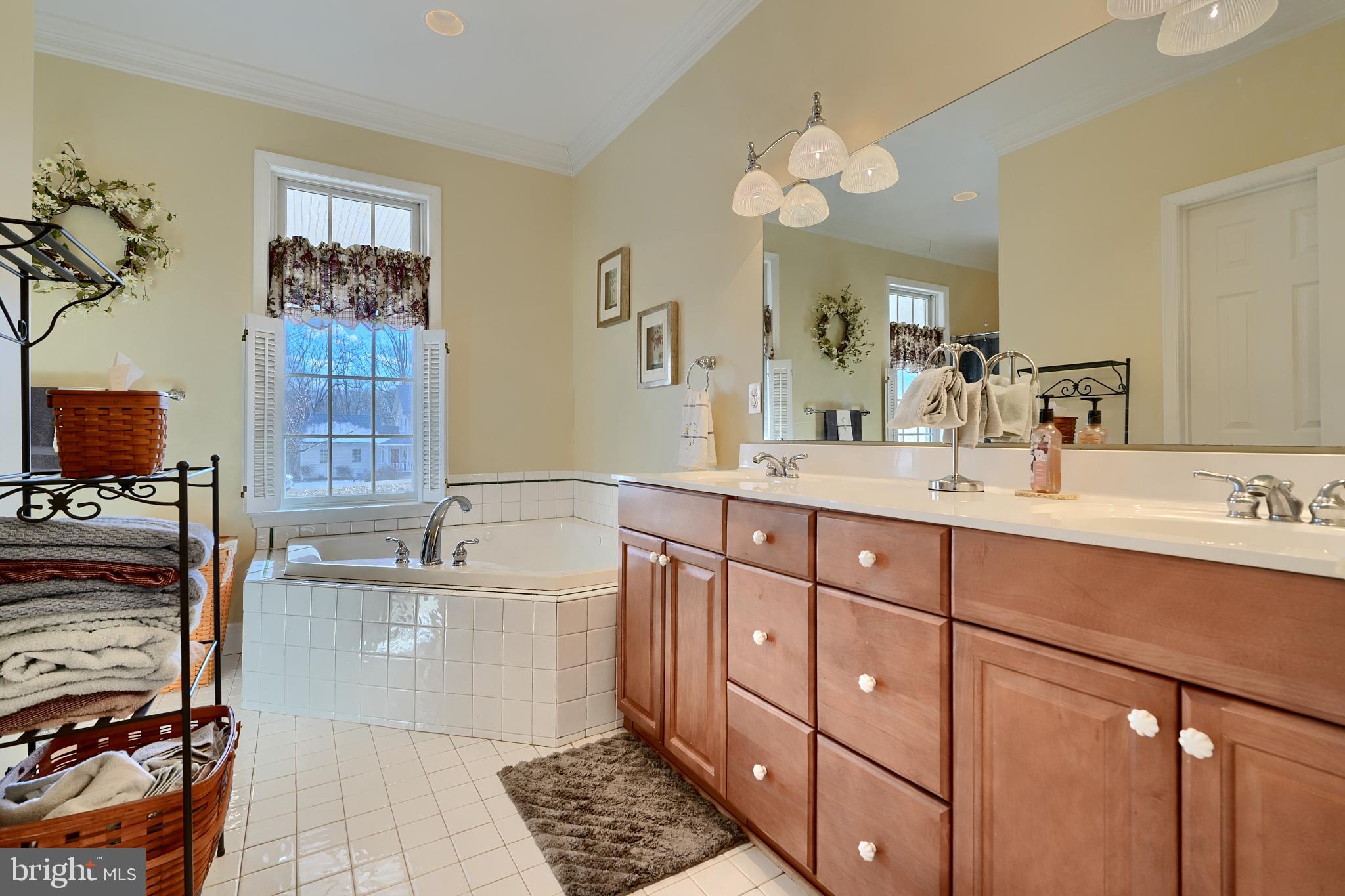 WHITE HALL - Residential