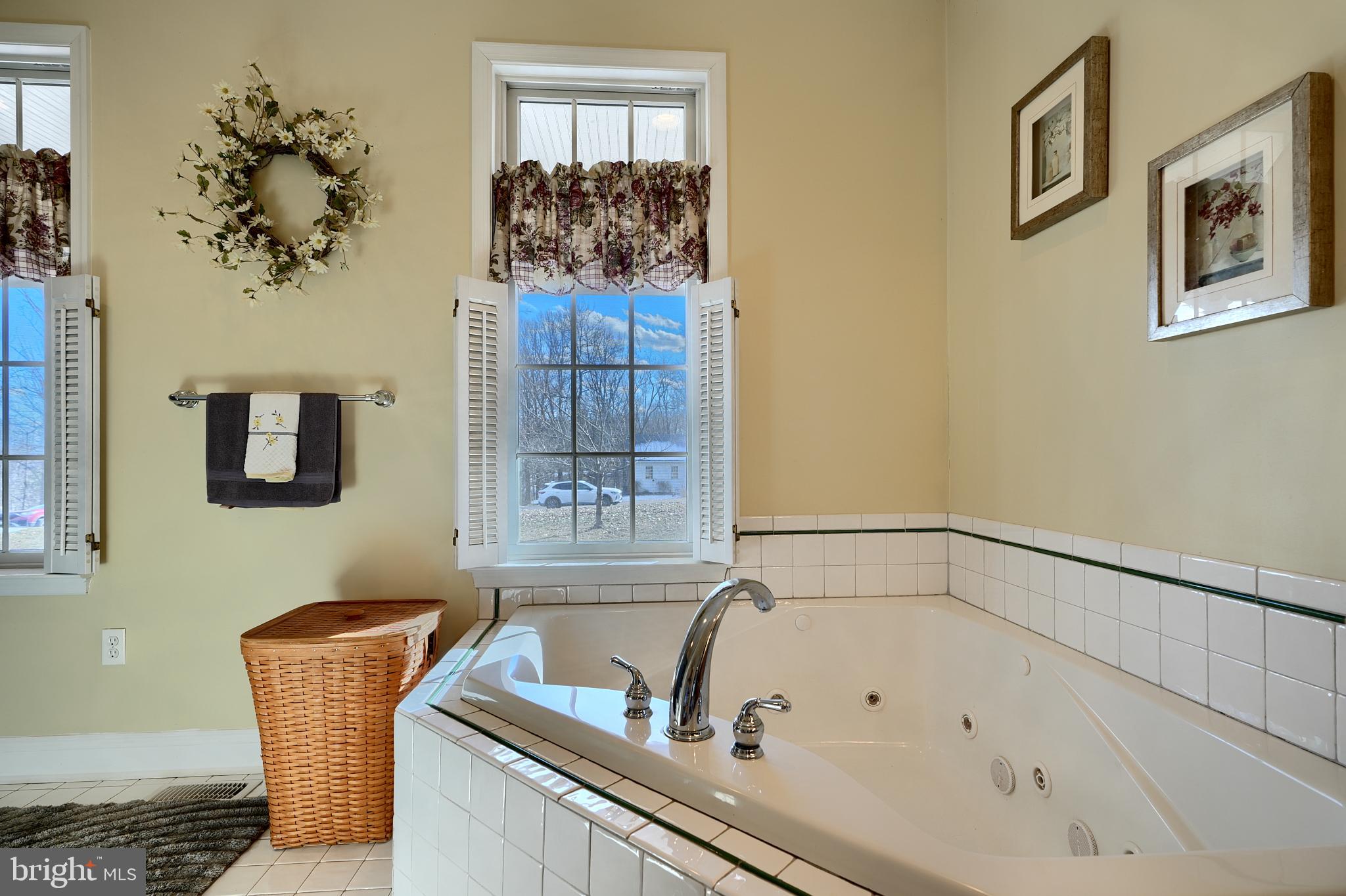 WHITE HALL - Residential