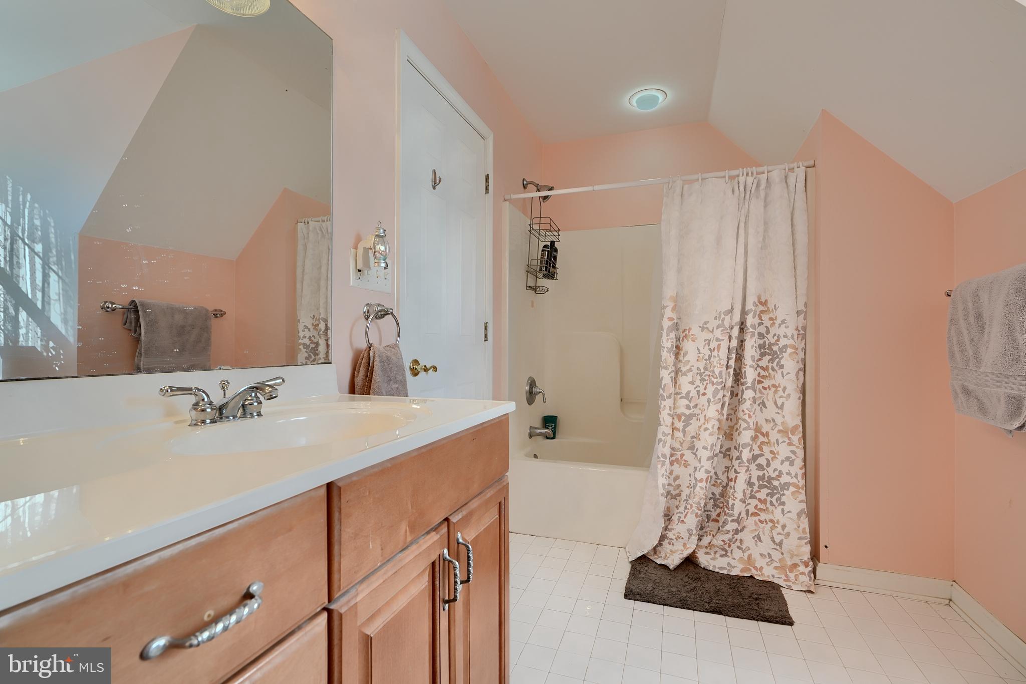 WHITE HALL - Residential