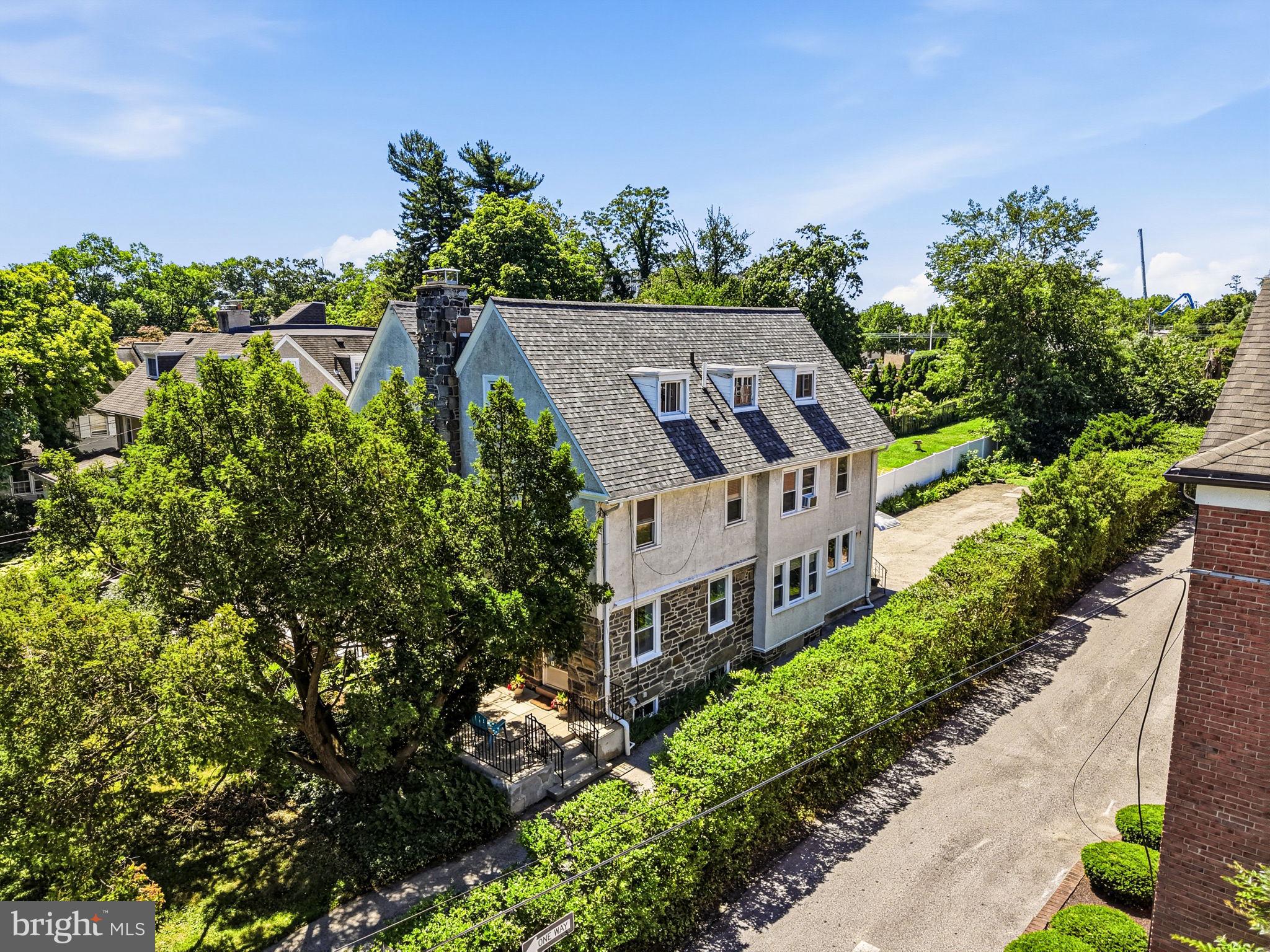 32 W MONTGOMERY AVENUE