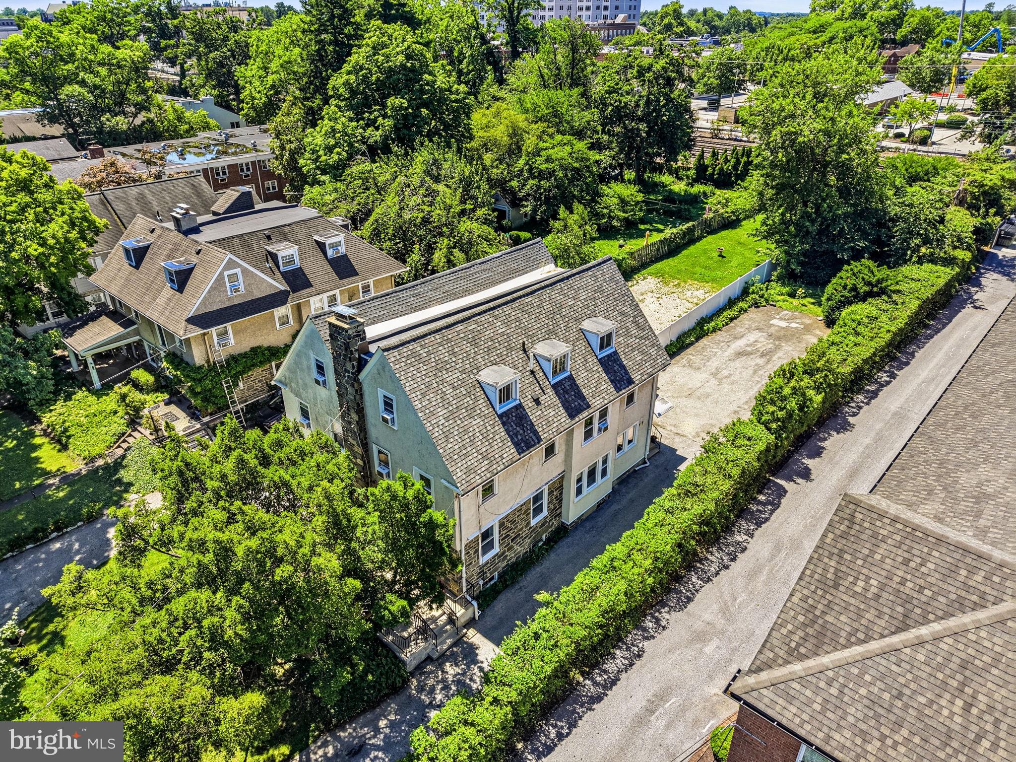 32 W MONTGOMERY AVENUE