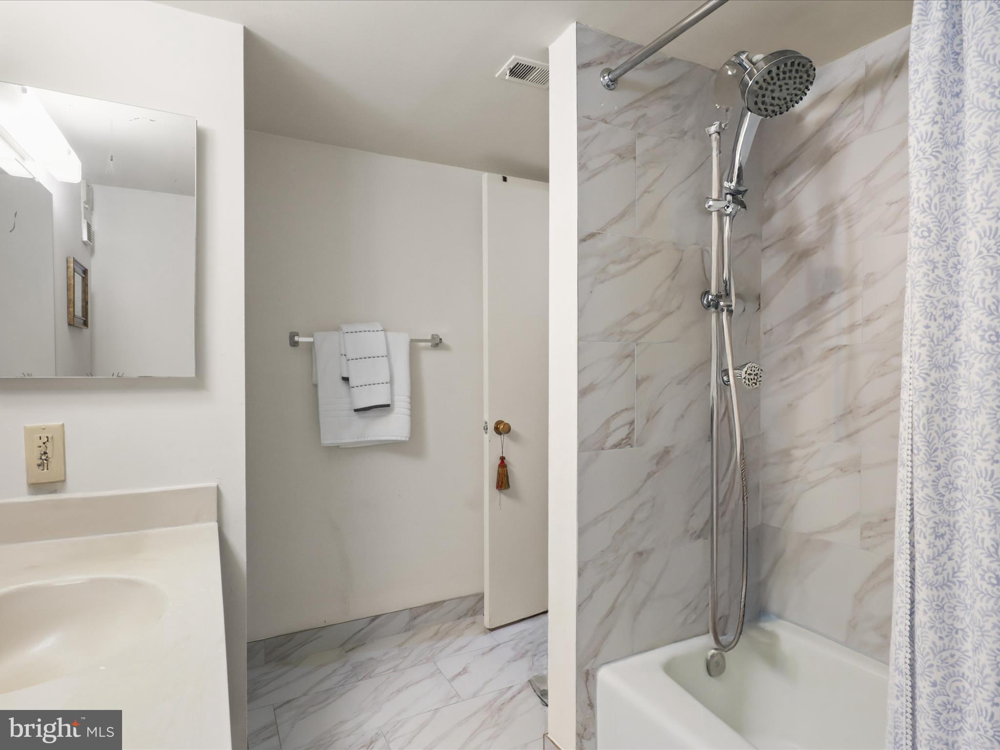 SKYLINE HOUSE - Residential