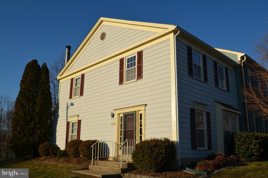 WONDERFUL 2BR, 2.5 TOWNHOME IN ALEXANDRIA,..SPACIOUS KIT W/ BREAKFAST AREA..LIV RM W/ WOOD FLRS, FIREPLACE & WALKOUT TO LARGE PATIO & PRIVATE FENCED BACKYARD...2 HUGE  MASTER BR'S W/ O.S. CLOSETS & DEDICATED BATHS..NEW CUSTOM BLINDS, WATER HTR, FURNACE & LOW "E" WINDOWS..CLOSE TO SHOPPING..EASY ACCESS TO FT. BELVOIR, OLD TOWNE, BELTWAY & METRO..WILL CONSIDER 1 PET UNDER 3O LBS...AVAIL. 1 APRIL