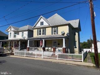 2,640 SF. FT. 4 BEDROOM, 2 BATH 2-STORY HOME ON .118/ACRE LOT. EXTERIOR FEATURES VINYL SIDING. ALUMINUM SOFFIT & FACIA, FRONT COVERED PORCH, WHITE VINYL PICKET FENCE AND CONCRETE DRIVEWAY. INTERIOR OFFERS 14 X 8 FOYER W/COAT CLOSET & OAK STAIRWAY LEADING TO 2ND FLOOR, KITCHEN W/ALL APPLIANCES, NEW ISLAND, GRANITE COUNTERTOPS AND HARDWOOD FLOORS. SEPARATE DINING ROOM, SPACIOUS LIVING ROOM W/FRESHLY PAINTED WALLS, RED OAK HARDWOOD FLOORS & FIREPLACE W/MANTLE & OAK FRENCH DOORS. FAMILY ROOM W/CEILING FAN LIGHT & HARDWOOD FLOORS. LARGE GAME ROOM WITH CERAMIC TILE FLOOR, NEW WINDOWS. 4 BEDROOMS ON UPPER-LEVEL W/FULL BATH & MASTER BATH. UTILITY ROOM WITH W/D HOOK UP & TOILET. NEWLY BUILT STAIRWAY LEADING TO ATTIC WITH 10 X 10 “SPARE” ROOM W/CARPETING. OTHER AMENITIES: NEW AC & FURNACE, NEW 200 AMP ELEC. SERVICE, PARTIAL UNFINISHED BASEMENT. CALL FOR MORE DETAILS AND INFO.