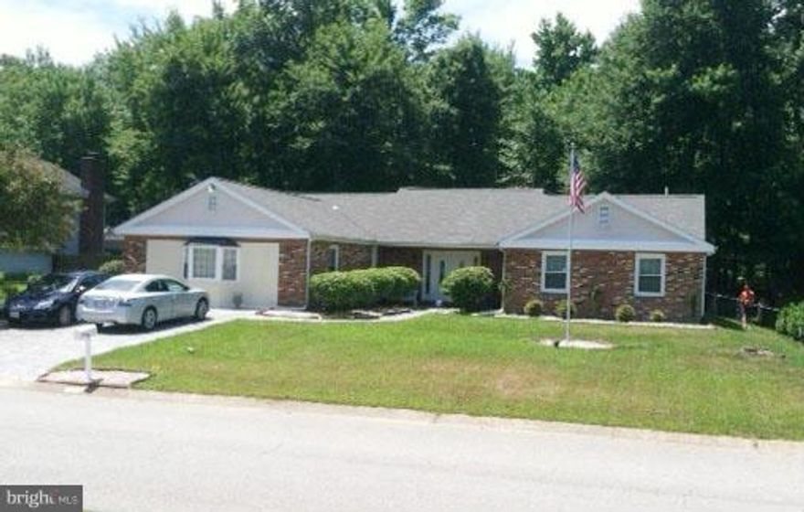 ONE OF THE BIGGEST RAMBLER IN PINEFIELD - 2,499 SQFT OF LIVING AREA - ORIGINAL OWNER.  SPACIOUS LIVING WITH SUNK-IN GREAT ROOM, CATHEDRAL CEILING, CUSTOM-BUILT PELLA WINDOWS. FIREPLACE.  ROOMS OFF KITCHEN CAN BE USE AS A BEDROOM, FAMILY ROOM AND/OR OFFICE. HARDWOOD ON FOYER AND DR. 2014 STAINLESS STEEL OVEN AND REFRIGERATOR. ROOMS FRESHLY PAINTED AND NEW CARPET IN GREAT ROOM AND 3 BEDROOMS.