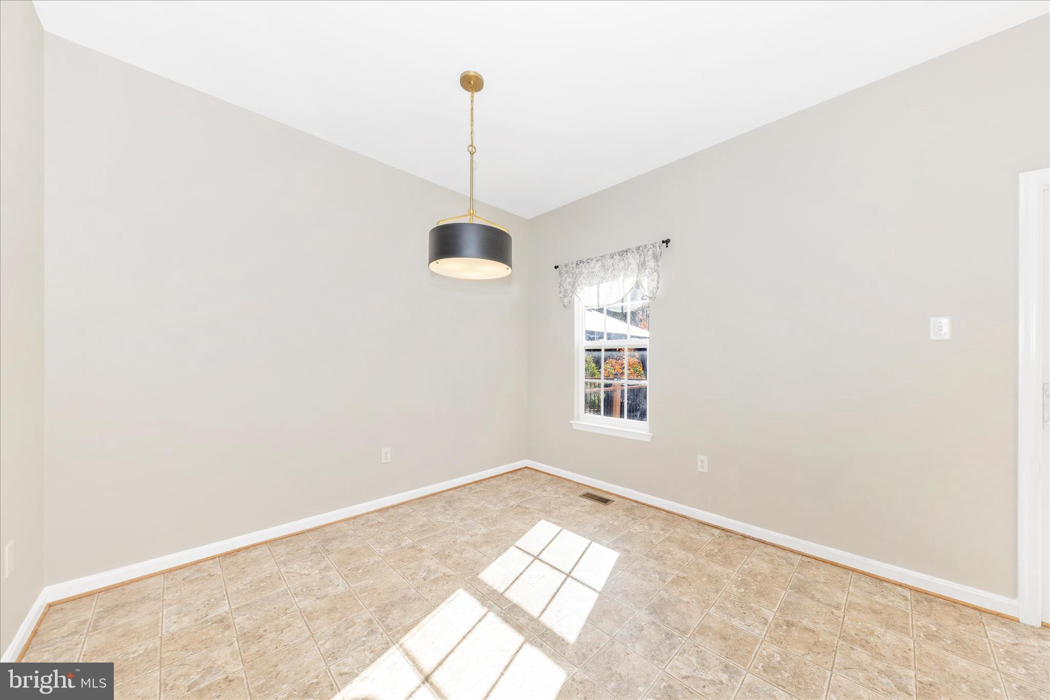 TWIN ARCH CROSSING - Residential Lease