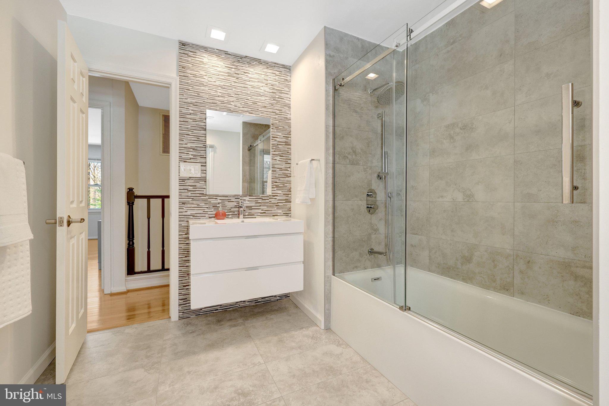 HOLLY KNOLL - Residential